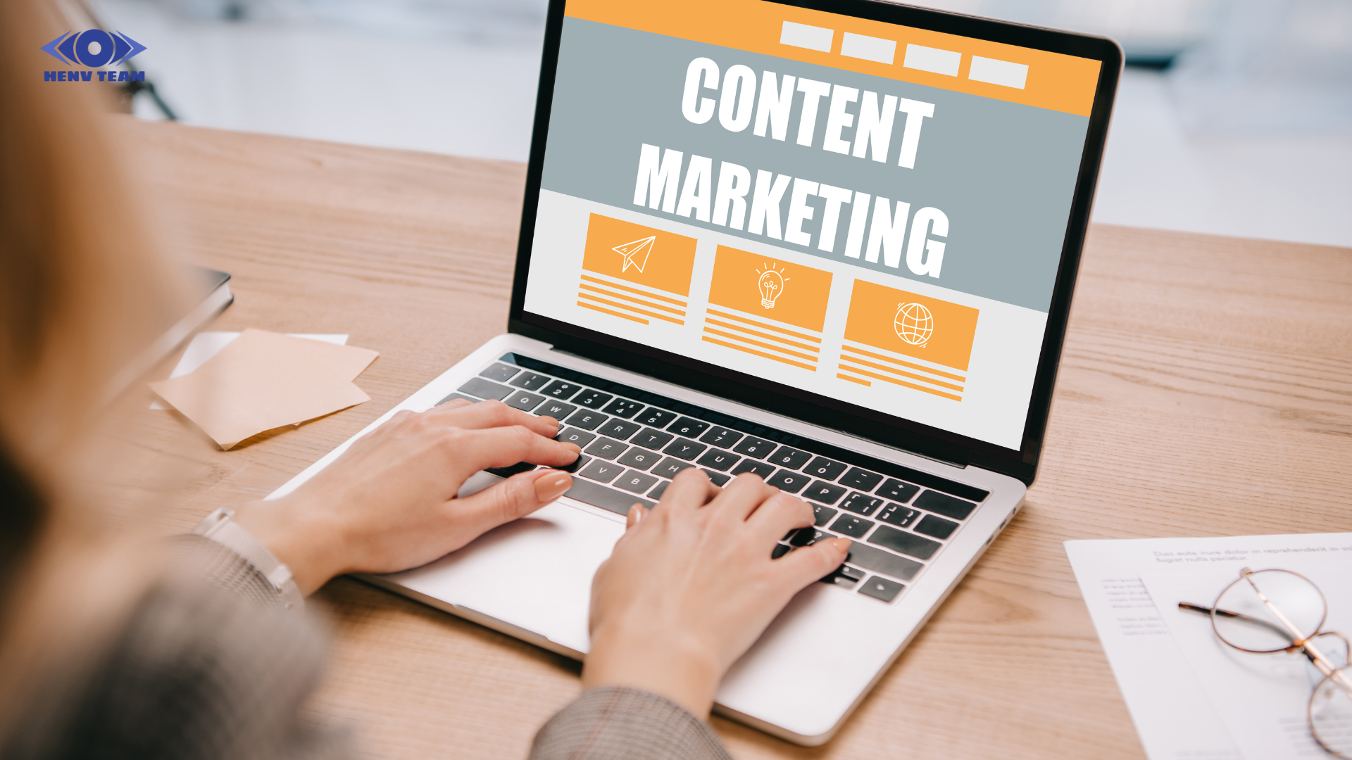 Content marketing có thể hiểu đơn giản là việc sử dụng nội dung để thu hút, tương tác và duy trì khách hàng. Nội dung ở đây không chỉ giới hạn trong bài viết, mà còn bao gồm hình ảnh, video, podcast, infographic, email hay bất kỳ phương tiện nào có khả năng truyền tải thông điệp hữu ích đến đúng đối tượng. Khác với quảng cáo truyền thống vốn tập trung vào việc bán hàng ngay lập tức, content marketing chú trọng hơn vào việc xây dựng mối quan hệ lâu dài.