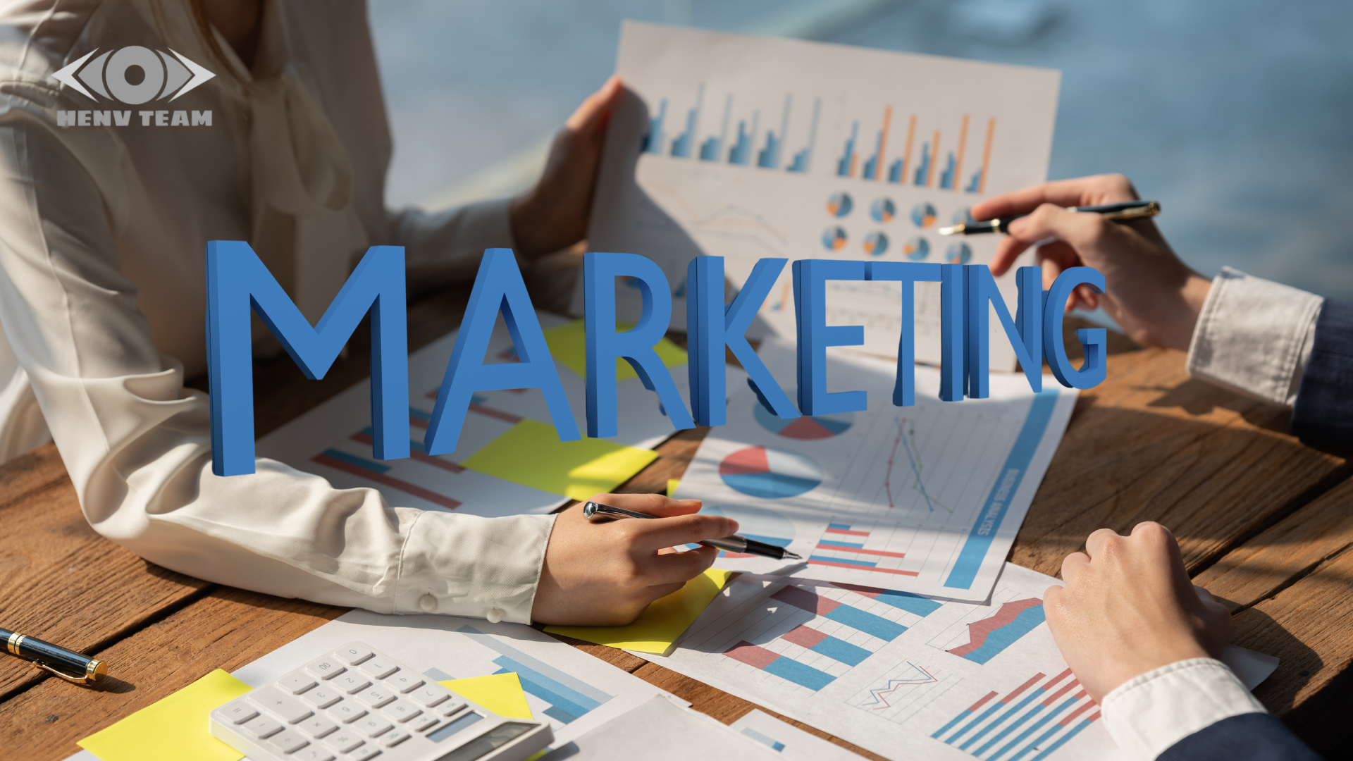 Marketing empresa là toàn bộ các hoạt động marketing mà doanh nghiệp triển khai nhằm mục tiêu xây dựng thương hiệu, tiếp cận khách hàng và tạo ra lợi nhuận. Nó không chỉ dừng lại ở quảng cáo hay bán hàng mà còn bao trùm cả nghiên cứu thị trường, định vị thương hiệu, thiết kế sản phẩm, lựa chọn kênh phân phối, chiến lược giá, truyền thông và chăm sóc khách hàng. Khi nói đến marketing empresa, chúng ta đang nói về một hệ thống chiến lược tổng thể, gắn chặt với tầm nhìn và mục tiêu dài hạn của doanh nghiệp.Điểm đặc biệt của marketing empresa là tính linh hoạt. Mỗi doanh nghiệp sẽ có quy mô, ngành nghề và nhóm khách hàng khác nhau, vì vậy không có công thức chung nào áp dụng cho tất cả. Một startup công nghệ cần tập trung nhiều vào digital marketing, quảng bá qua mạng xã hội và SEO. Trong khi đó, một doanh nghiệp truyền thống trong ngành hàng tiêu dùng lại cần chú trọng đến phân phối, thương hiệu và trải nghiệm khách hàng trực tiếp.