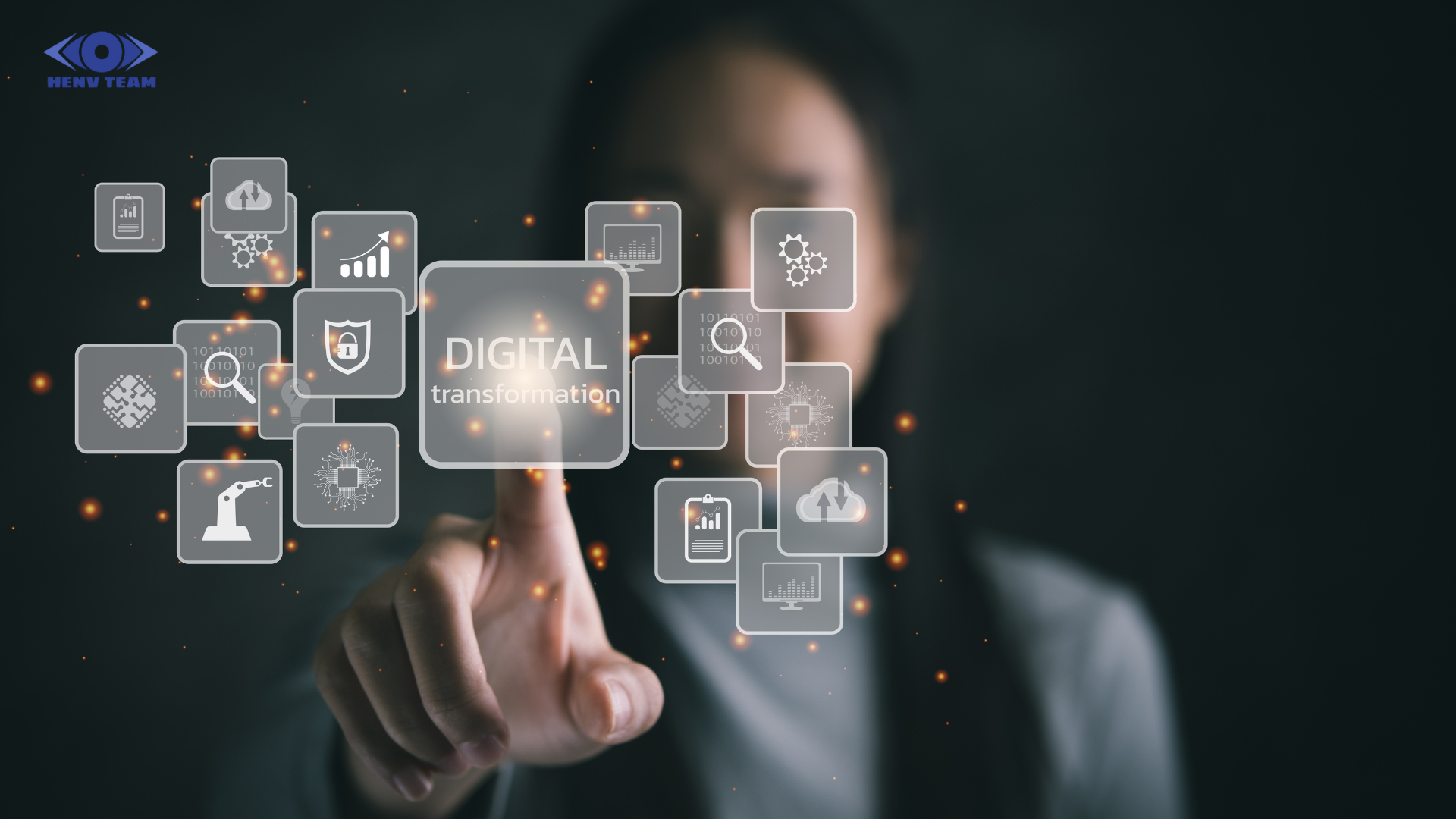 Digital marketing là toàn bộ hoạt động tiếp thị sản phẩm, dịch vụ hoặc thương hiệu thông qua nền tảng Internet và công nghệ số. Khác với marketing truyền thống chỉ tập trung vào báo in, truyền hình hay bảng quảng cáo, digital marketing khai thác đa dạng kênh như mạng xã hội, công cụ tìm kiếm, website, email, ứng dụng di động và nhiều giải pháp tự động hóa.